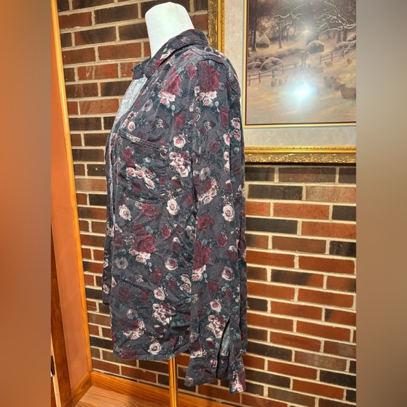 Rock Republic dark grey with floral design. V neck button up top size XL - Picture 2 of 10